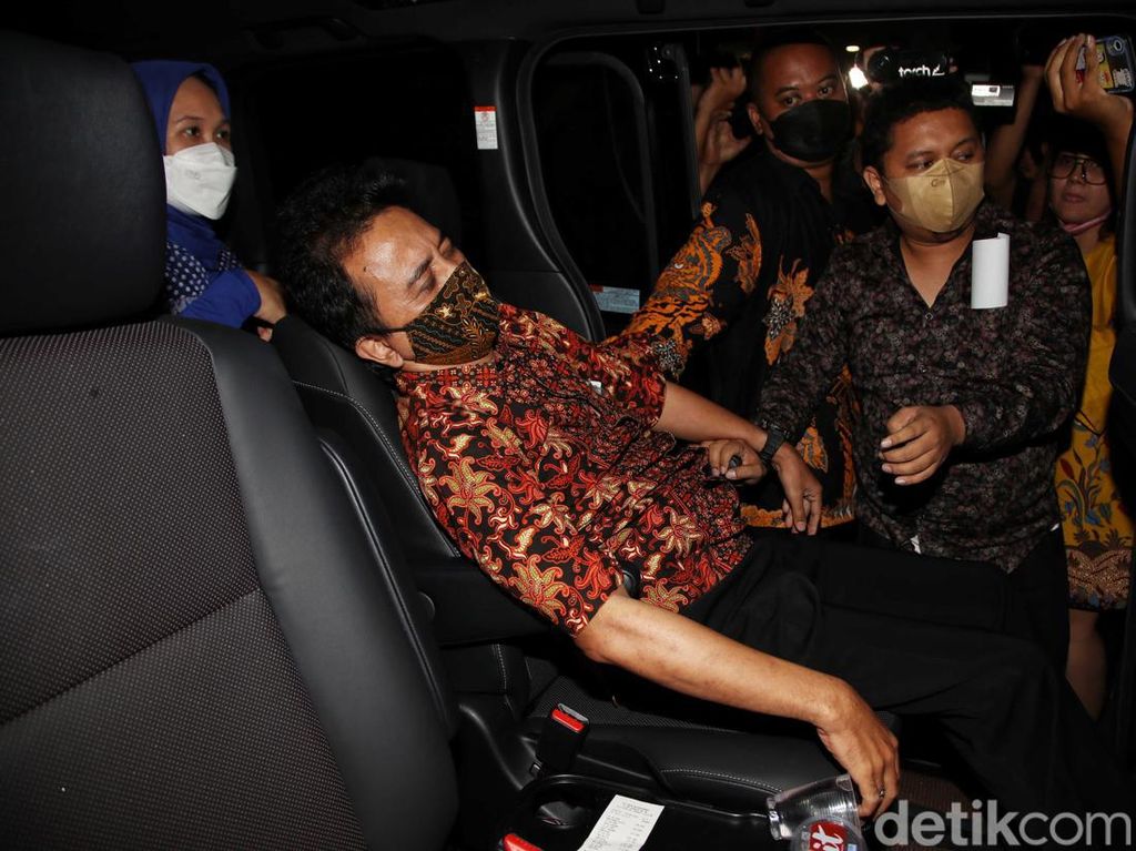 Momen Roy Suryo Diperiksa sebagai Tersangka Keluar Pakai Kursi Roda Momen Roy Suryo Diperiksa sebagai Tersangka Keluar Pakai Kursi Roda