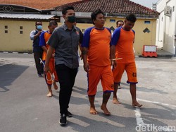 2 Preman Kampung Pengeroyok Pengunjung di Stadion Jombang Diringkus