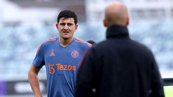 Manchester Uniteds Harry Maguire talks to manager Erik ten Hag (R) during a training session at the WACA stadium in Perth on July 21, 2022, ahead of the tour match between Manchester United and Aston Villa. - IMAGE RESTRICTED TO EDITORIAL USE - STRICTLY NO COMMERCIAL USE (Photo by Trevor Collens / AFP) / IMAGE RESTRICTED TO EDITORIAL USE - STRICTLY NO COMMERCIAL USE (Photo by TREVOR COLLENS/AFP via Getty Images)
