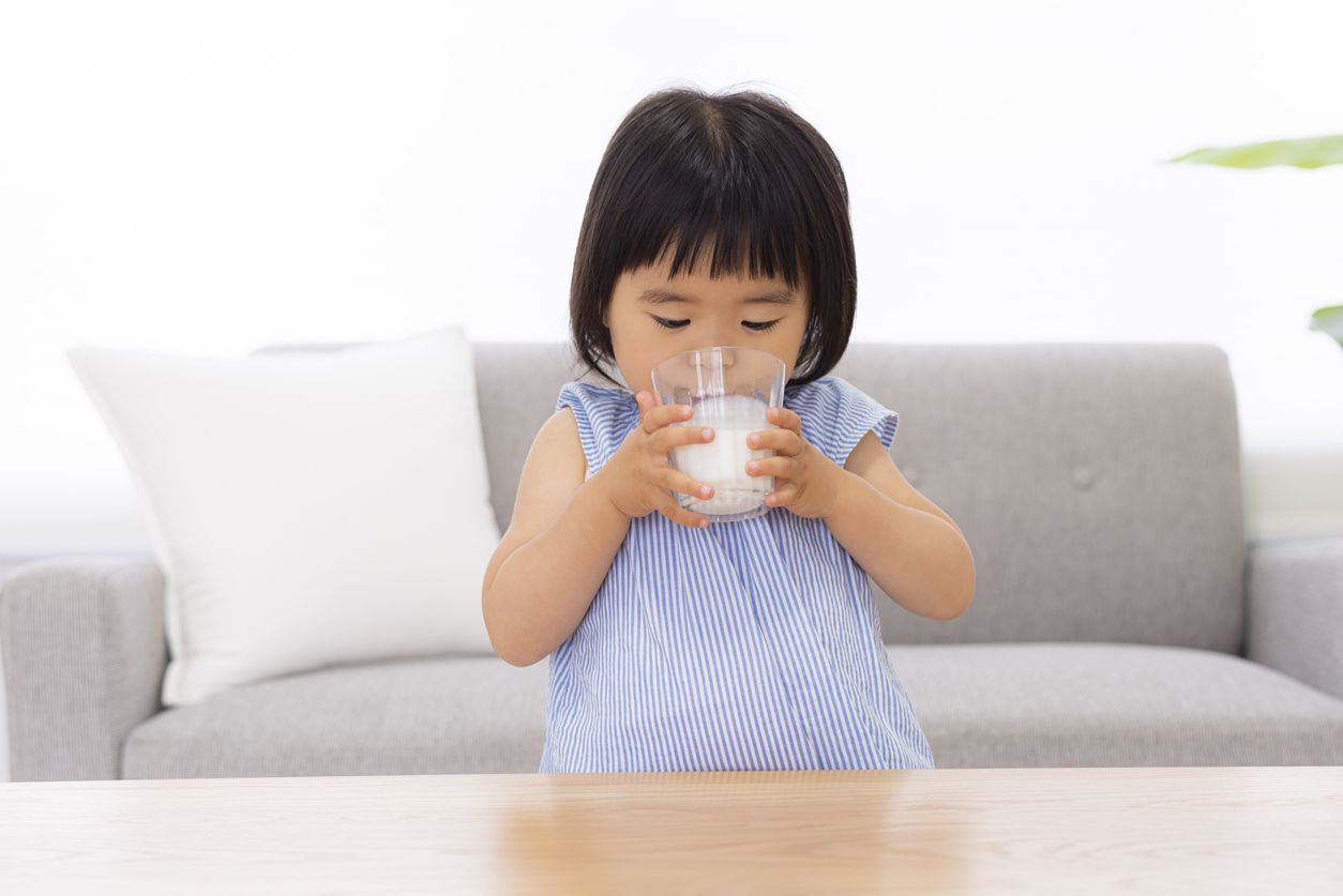Ilustrasi anak minum susu atau alergi susu