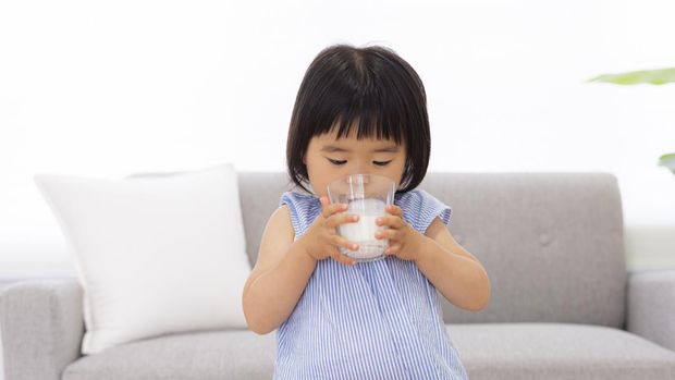 Ilustrasi anak minum susu atau alergi susu