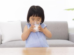 Moms! Begini Bahayanya Jika Anak Minum Susu Sapi Mentah Tanpa Pasteurisasi