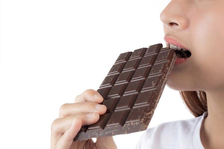 Ilustrasi perempuan makan cokelat