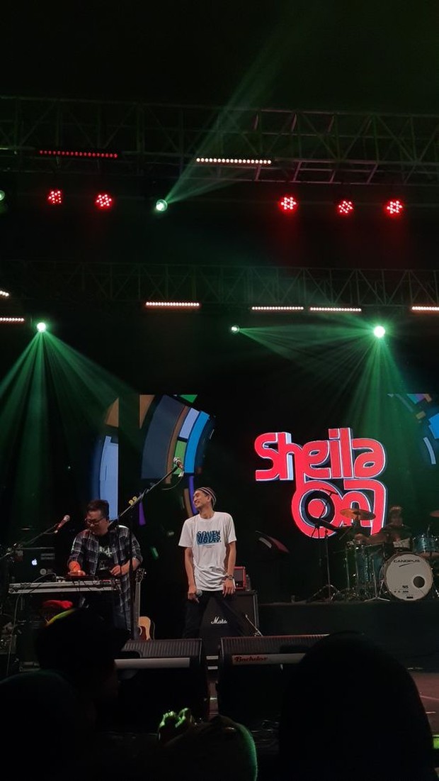 Ilustrasi Sheila On 7 konser/Foto: Pinterest.com/afiffns Ilutrasi gambaran band sheila on 7 yang sedang manggung