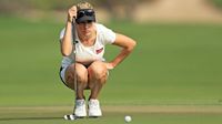Intip Gaya Pegolf Seksi Paige Spiranac