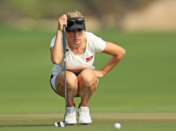 Intip Gaya Pegolf Seksi Paige Spiranac