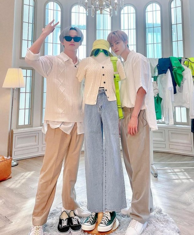 Jaemin dan Chenle dengan outfit Capung Capung menjadi nama outfit yang dirancang Jaemin dan Chenle.