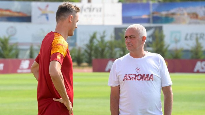 ALBUFEIRA, PORTUGAL - JULY 15: AS Roma coach Josè Mourinho and Nemanja Matic during a training session at Estadio Municipal de Albufeira on July 15, 2022 in Albufeira, Portugal. (Photo by Fabio Rossi/AS Roma via Getty Images)