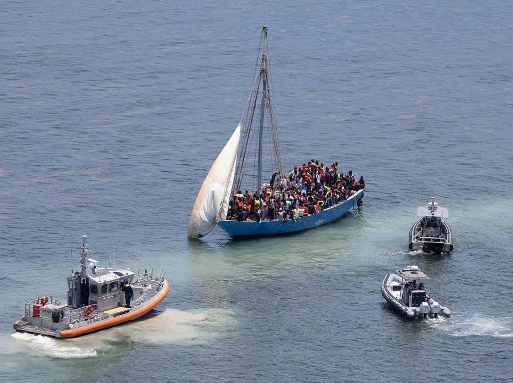 Momen Pengepungan Kapal yang Bawa 150 Migran Ilegal di Florida, AS