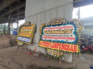 Karangan Bunga Tutup Lampu Merah Hiasi TKP Kecelakaan Maut Cibubur