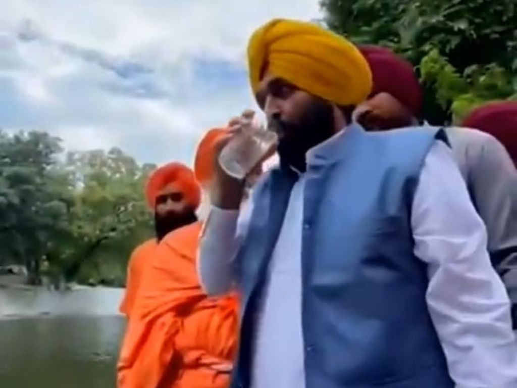 Menteri India Masuk RS usai Minum Langsung Air Sungai Suci