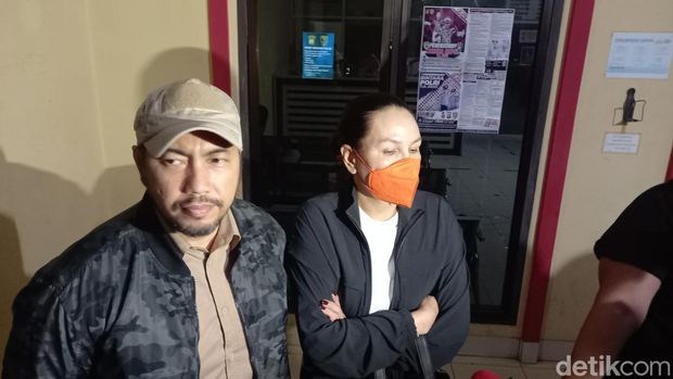 Fitri Salhuteru dan Sunan Kalijaga usai menjenguk Nikita Mirzani di Polres Serang Kota