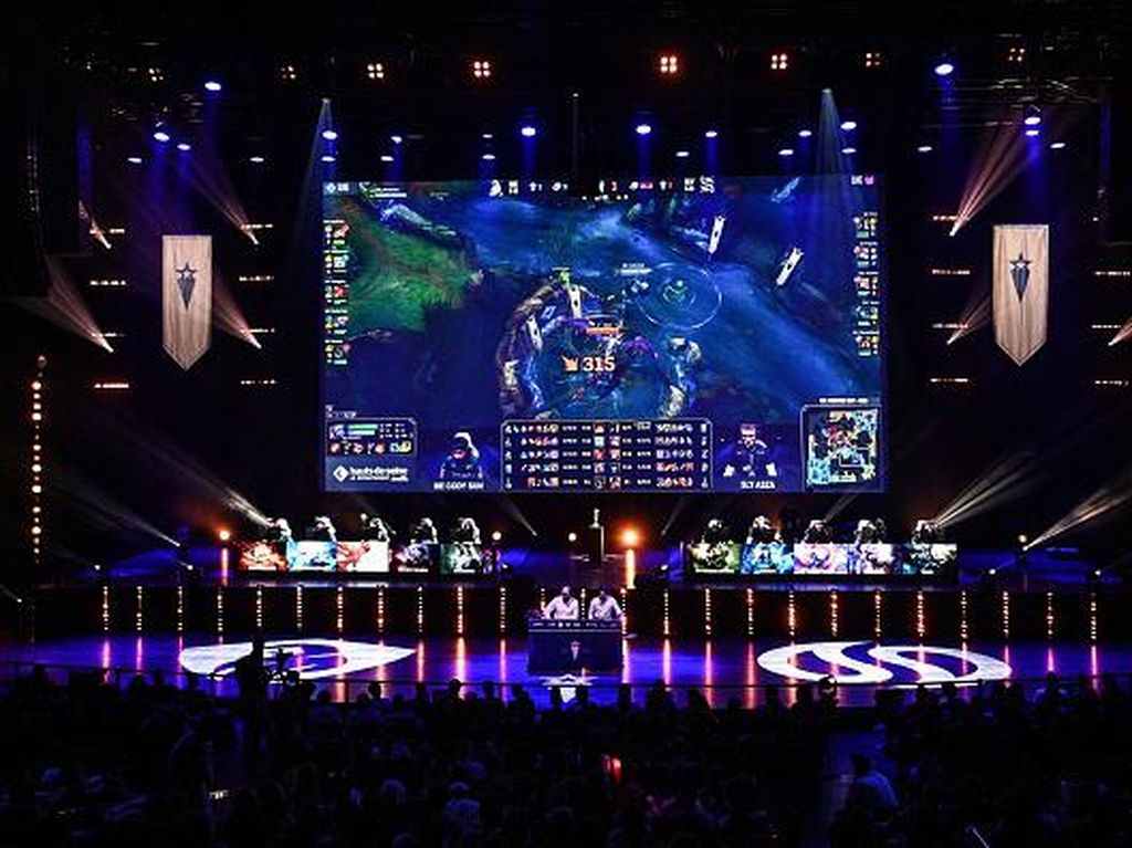 Kemeriahan Pemain Esports Saat Kompetisi di Paris Kemeriahan Pemain Esports Saat Kompetisi di Paris