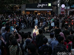 Polisi Larang ABG SCBD Catwalk di Zebra Cross: Ganggu Lalu Lintas