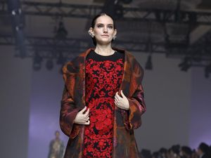 10 Koleksi Busana Didi Budiardjo, Keberagaman yang Dibuat dari Kain Lama