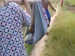 Lagi, Warga Sakit di Pandeglang Terpaksa Ditandu 3 Km Gegara Jalan Rusak