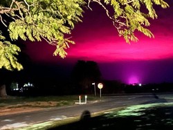 Langit Australia Tiba-tiba Jadi Pink, Warga Kira Mau Kiamat!