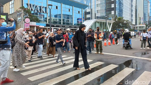 Lenggak-lenggok ABG SCBD di zebra cross Dukuh Atas, Jakarta, jadi polemik karena membuat arus lalu lintas di lokasi tersendat. (Anggi M/detikcom)