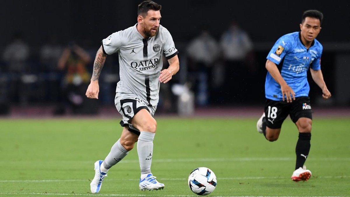 Lionel Messi dan Chanathip Songkrasin di laga Kawasaki Frontale vs PSG. (Foto: Masashi Hara/Getty Images)