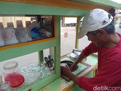 Kisah Mas Jabrik Berjualan Es Podeng Puluhan Tahun di Pangandaran