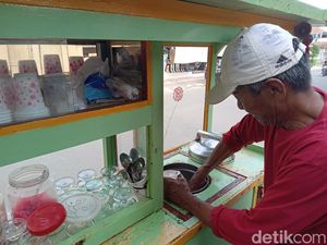 Kisah Mas Jabrik Berjualan Es Podeng Puluhan Tahun di Pangandaran Kisah Mas Jabrik Berjualan Es Podeng Puluhan Tahun di Pangandaran