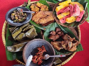 Nikmatnya Menyantap Salem, Peda, dan Sayur Menir Suku Samin Nikmatnya Menyantap Salem, Peda, dan Sayur Menir Suku Samin