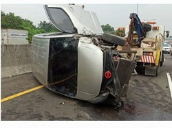 Mobil Terbalik di Tol Jagorawi Arah Jakarta Gegara Sopir Mengantuk
