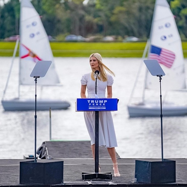 n Simak beda gaya para pempuan cantik di sekitar Donald Trump