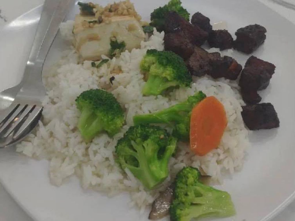 Merasa Kemahalan, Pria Ini Bayar Nasi Sayur dan Secuil Daging Rp 30 Ribu Merasa Kemahalan, Pria Ini Bayar Nasi Sayur dan Secuil Daging Rp 30 Ribu