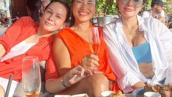 Potret Keren Nikita Mirzani saat Nongkrong di Kafe Hits