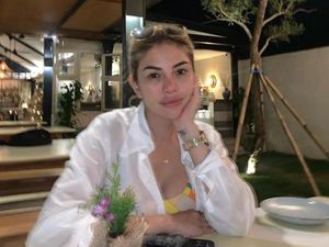 Batal Ditahan, Nikita Mirzani Wajib Lapor Seminggu 1 Kali Batal Ditahan, Nikita Mirzani Wajib Lapor Seminggu 1 Kali