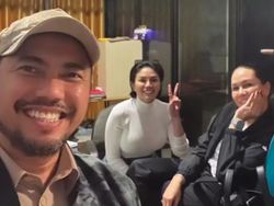Ekspresi Nikita Mirzani saat Dijenguk Sahabat di Polres Serang Kota