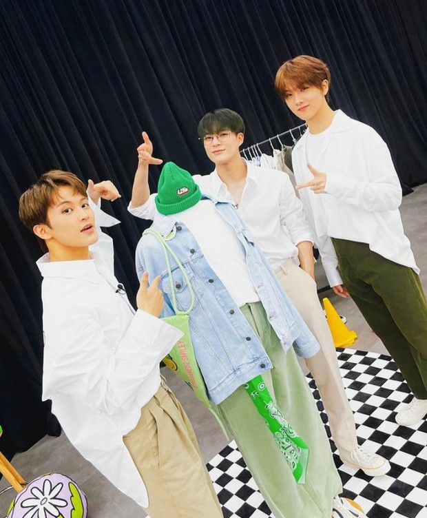 No Look outfit dari Mark, Jeno dan Jisung/Foto: instagram.com/nct_dream Nama No Look diberikan untuk outfit dari rapper line NCT Dream karena outfit tersebut sudah terlihat keren.