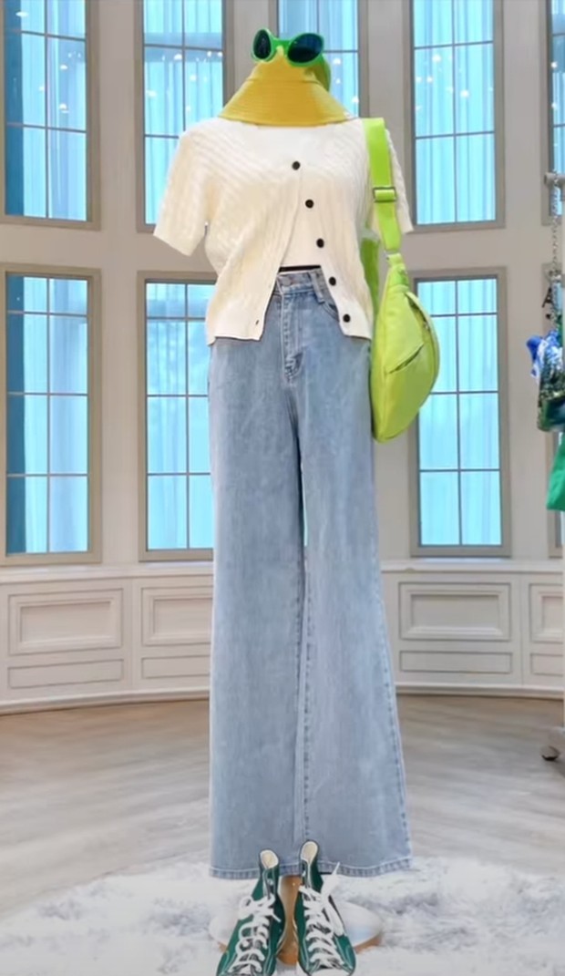 Outfit rancangan Jaemin dan Chenle Jaemin dan Chenle memberikan nama Capung untuk outfit yang dirancangnya.