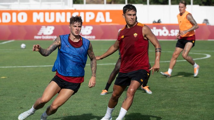 ALBUFEIRA, PORTUGAL - JULY 21: AS Roma player Paulo Dybala and Nicola Zalewski during training session at Estadio Municipal de Albufeira on July 21, 2022 in Albufeira, Portugal. (Photo by Luciano Rossi/AS Roma via Getty Images)