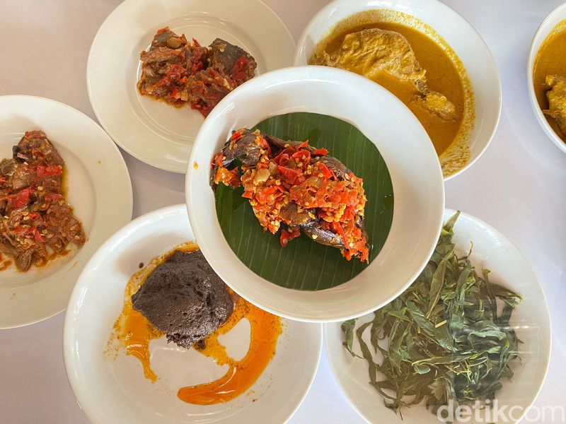Payakumbuah: Lamak Bana! Ikan Salai dan Dendeng Batokok di RM Padang Arief Muhammad