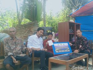 Rumah Lansia di Madiun yang Terbakar Ludeskan Uang Rp 57 Juta Dapat Bantuan Rumah Lansia di Madiun yang Terbakar Ludeskan Uang Rp 57 Juta Dapat Bantuan