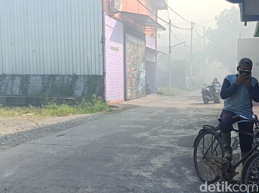 Asap Kebakaran Pabrik Pupuk Mranggen Menyebar, Warga: Bikin Pusing
