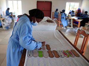 Perempuan Zimbabwe Bikin Pembalut untuk Bantu Siswi Tetap Sekolah