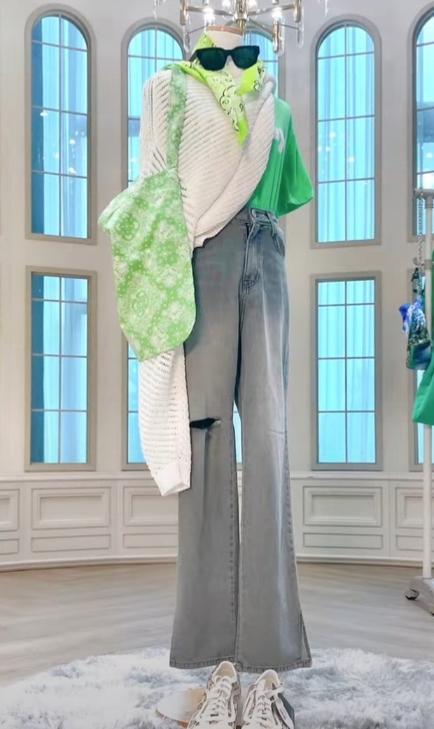 Perpaduan loose jeans dan t-shirt/Foto: instagram.com/nct_dream Renjun dan Haechan memadukan loose jeans dengan kaos hijau.