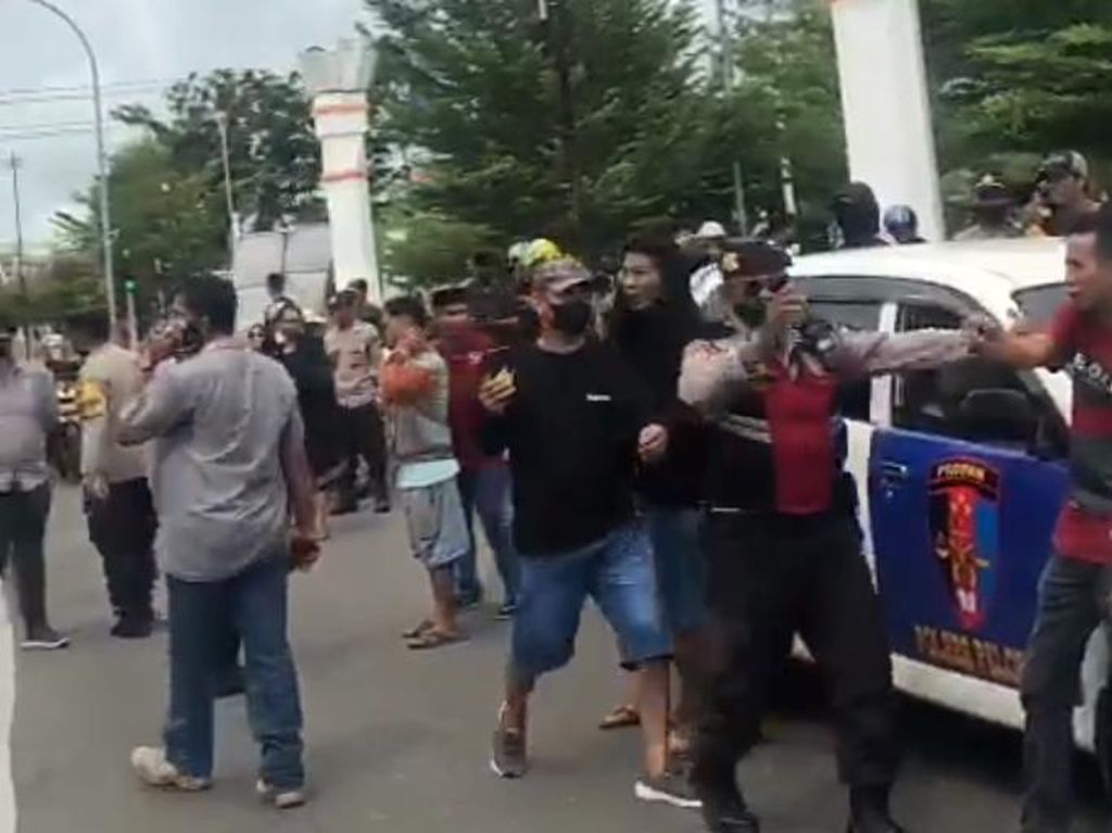 Warga di Palopo Serang Kampus Unanda Buntut Demo Anarkis Tewaskan Satpam Warga di Palopo Serang Kampus Unanda Buntut Demo Anarkis Tewaskan Satpam