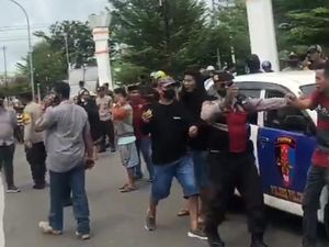 Warga Palopo Geruduk Kampus Unanda Imbas Demo Mahasiswa Tewaskan Satpam Warga Palopo Geruduk Kampus Unanda Imbas Demo Mahasiswa Tewaskan Satpam