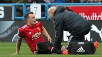 Phil Jones kerap dibekap cedera seperti cedera lutut, betis, ankle. Sehingga, Jones lebih banyak habiskan waktu di ruang perawatan (Getty Images)