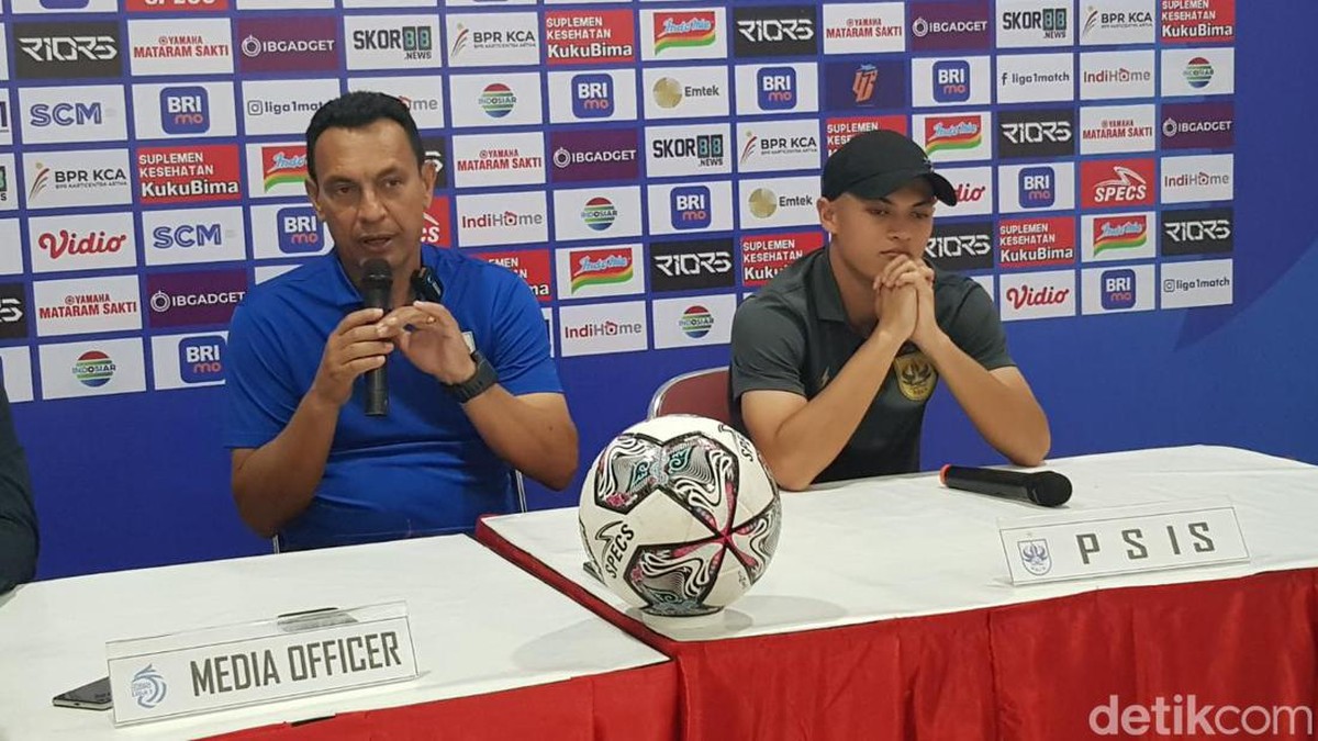 Coach Sergio dan Dewangga saat jumpa Pers PSIS di stadion Jatidiri Semarang. (Foto: Angling Adhitya Purbaya/detikJateng)