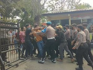Pelaku Pencurian Ditembak Saat Ditangkap, Keluarga Serbu Polres Dompu Pelaku Pencurian Ditembak Saat Ditangkap, Keluarga Serbu Polres Dompu