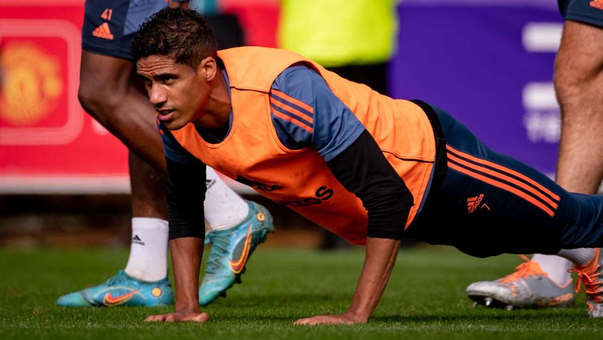 Bek Manchester United, Raphael Varane. (Foto: Ash Donelon/Manchester United via Getty Images)