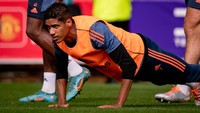 Raphael Varane mengawal jantung pertahanan. Foto: Ash Donelon/Manchester United via Getty Images