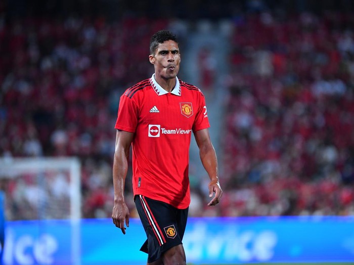 BANGKOK, THAILAND - JULY 12: Raphaël Varane #19 of Manchester United in action during the preseason friendly match between Liverpool and Machester United at Rajamangala Stadium on July 12, 2022 in Bangkok, Thailand. (Photo by Supakit Wisetanuphong/MB Media/Getty Images)