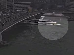 Rekaman CCTV Tabrakan Dua Kapal di Sungai Nieuwe Maas Belanda Rekaman CCTV Tabrakan Dua Kapal di Sungai Nieuwe Maas Belanda