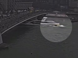 Rekaman CCTV Tabrakan Dua Kapal di Sungai Nieuwe Maas Belanda